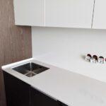 Столешница и фартук из акрилового камня изготовлено в правила камня