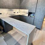 Столешница, барная стойка и подоконник из серого кварцевого агломерата изготовлено в правила камня