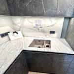 Столешница, барная стойка и подоконник из серого кварцевого агломерата изготовлено в правила камня