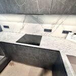 Столешница, барная стойка и подоконник из серого кварцевого агломерата изготовлено в правила камня
