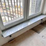 Столешница, барная стойка и подоконник из серого кварцевого агломерата изготовлено в правила камня