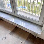 Столешница, барная стойка и подоконник из серого кварцевого агломерата изготовлено в правила камня