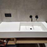 Столешница с интегрированной раковиной в ванную комнату изготовлено в правила камня