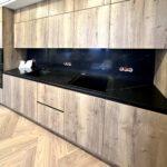 Столешница и стеновая панель из черного кварцевого агломерата изготовлено в правила камня