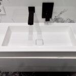 Столешница с интегрированной каменной раковиной в ванную комнату изготовлено в правила камня