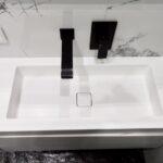 Столешница с интегрированной каменной раковиной в ванную комнату изготовлено в правила камня