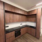 Угловая кварцевая столешница на кухню изготовлено в правила камня