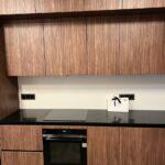 Угловая кварцевая столешница на кухню изготовлено в правила камня