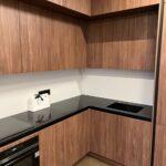 Угловая кварцевая столешница на кухню изготовлено в правила камня