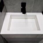 Столешница с псевдощелевой раковиной изготовлено в правила камня