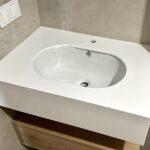 Акриловая столешница и короб для сифона в ванную комнату изготовлено в правила камня