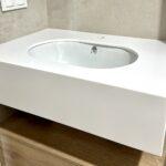 Акриловая столешница и короб для сифона в ванную комнату изготовлено в правила камня