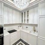 Угловая столешница и фартук из светлого искусственного камня изготовлено в правила камня