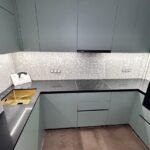 П-образная каменная столешница на кухню изготовлено в правила камня