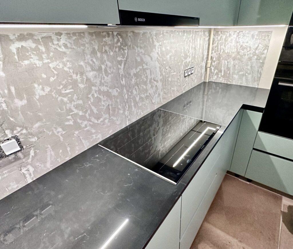 П-образная каменная столешница на кухню изготовлено в правила камня