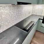 П-образная каменная столешница на кухню изготовлено в правила камня