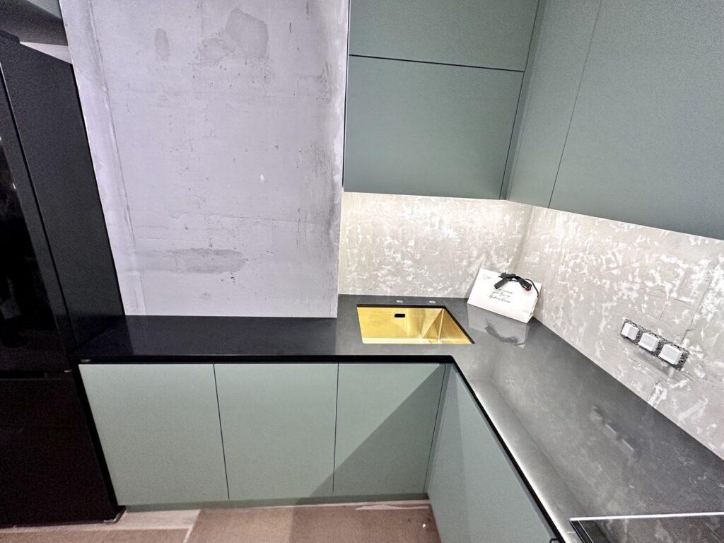 П-образная каменная столешница на кухню изготовлено в правила камня