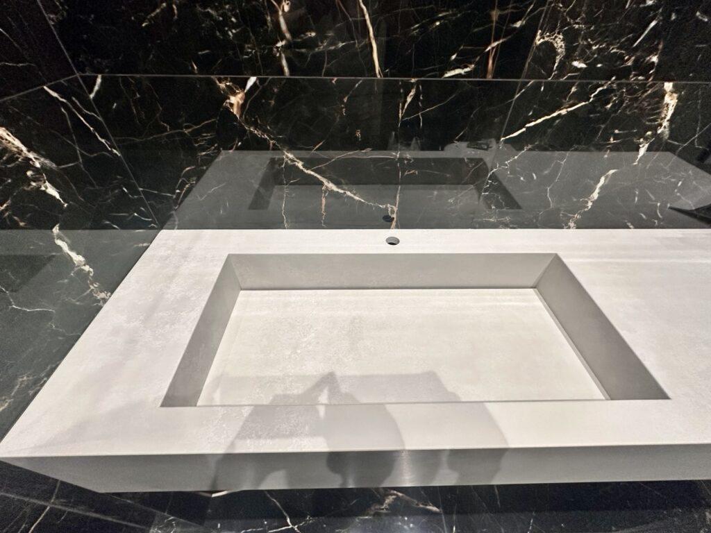 Столешница с интегрированной раковиной в ванную комнату изготовлено в правила камня