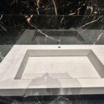 Столешница с интегрированной раковиной в ванную комнату изготовлено в правила камня