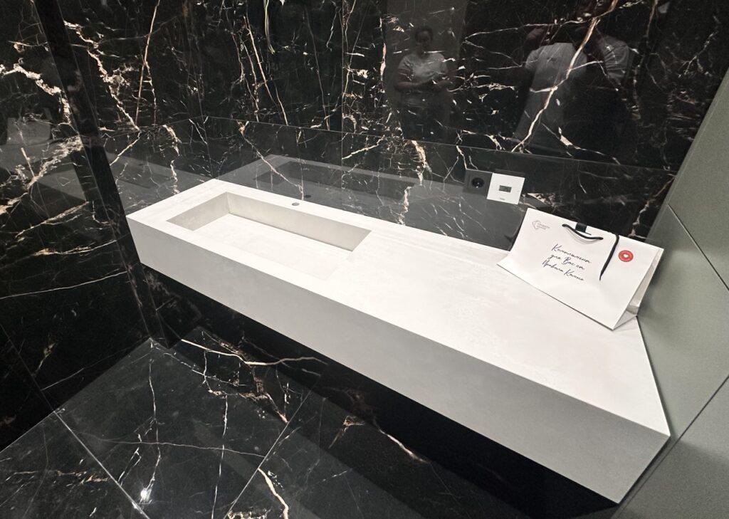 Столешница с интегрированной раковиной в ванную комнату изготовлено в правила камня