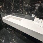 Столешница с интегрированной раковиной в ванную комнату изготовлено в правила камня