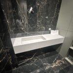 Столешница с интегрированной раковиной в ванную комнату изготовлено в правила камня