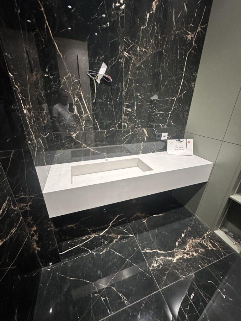 Столешница с интегрированной раковиной в ванную комнату изготовлено в правила камня