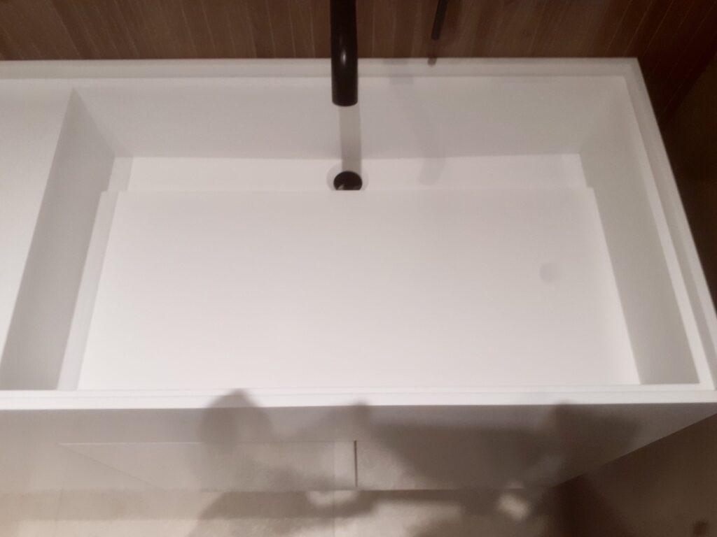 Тумба со столешницей и интегрированной раковиной в ванную комнату изготовлено в правила камня