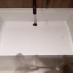 Тумба со столешницей и интегрированной раковиной в ванную комнату изготовлено в правила камня