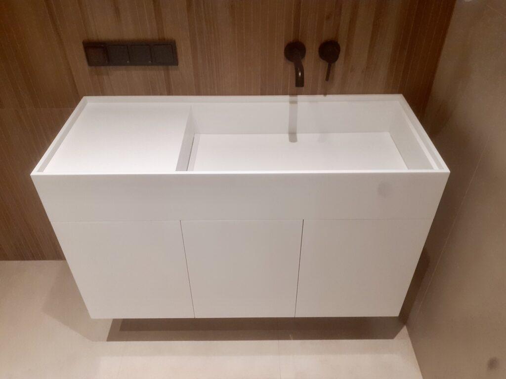 Тумба со столешницей и интегрированной раковиной в ванную комнату изготовлено в правила камня