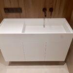 Тумба со столешницей и интегрированной раковиной в ванную комнату изготовлено в правила камня