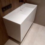 Тумба со столешницей и интегрированной раковиной в ванную комнату изготовлено в правила камня