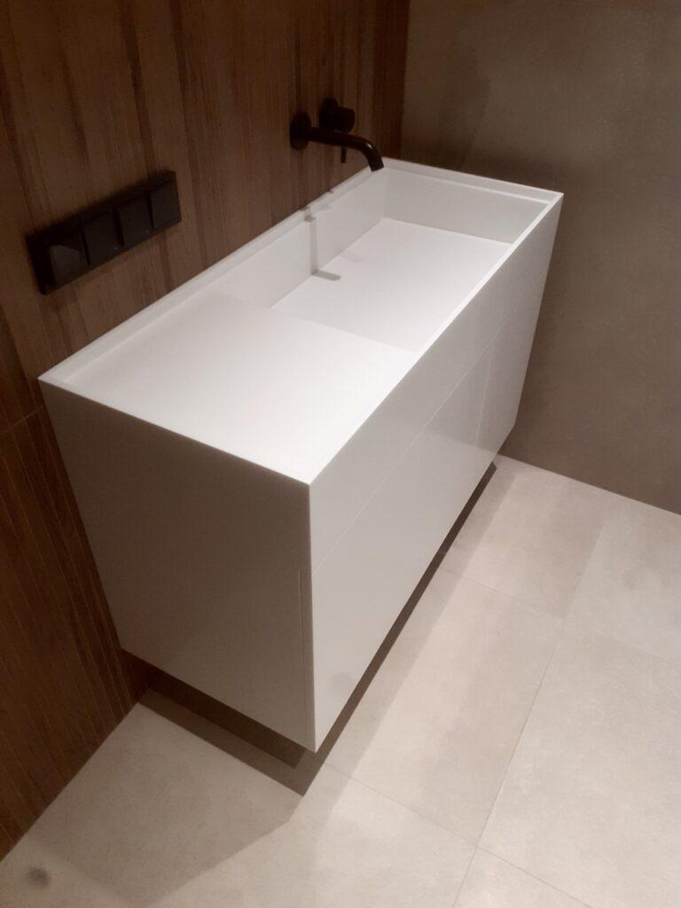 Тумба со столешницей и интегрированной раковиной в ванную комнату изготовлено в правила камня