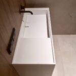 Тумба со столешницей и интегрированной раковиной в ванную комнату изготовлено в правила камня