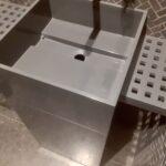 Тумба, раковина и столешница с перфорацией из акрила изготовлено в правила камня