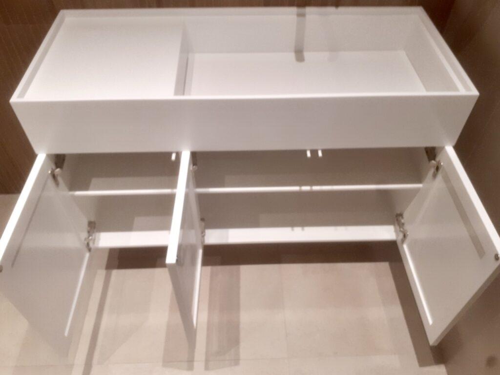 Тумба со столешницей и интегрированной раковиной в ванную комнату изготовлено в правила камня