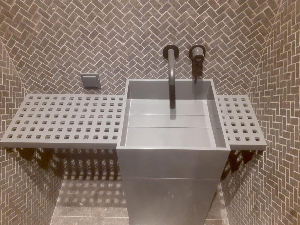 Тумба, раковина и столешница с перфорацией из акрила изготовлено в правила камня