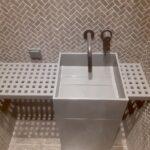 Тумба, раковина и столешница с перфорацией из акрила изготовлено в правила камня