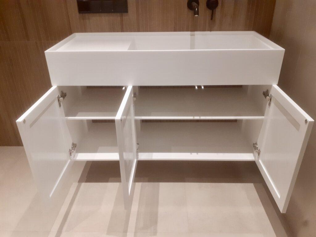 Тумба со столешницей и интегрированной раковиной в ванную комнату изготовлено в правила камня