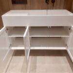 Тумба со столешницей и интегрированной раковиной в ванную комнату изготовлено в правила камня