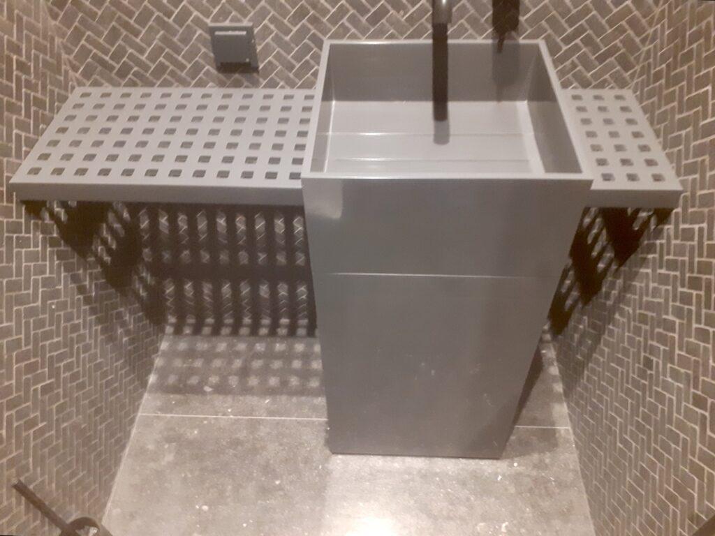 Тумба, раковина и столешница с перфорацией из акрила изготовлено в правила камня