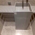 Тумба, раковина и столешница с перфорацией из акрила изготовлено в правила камня