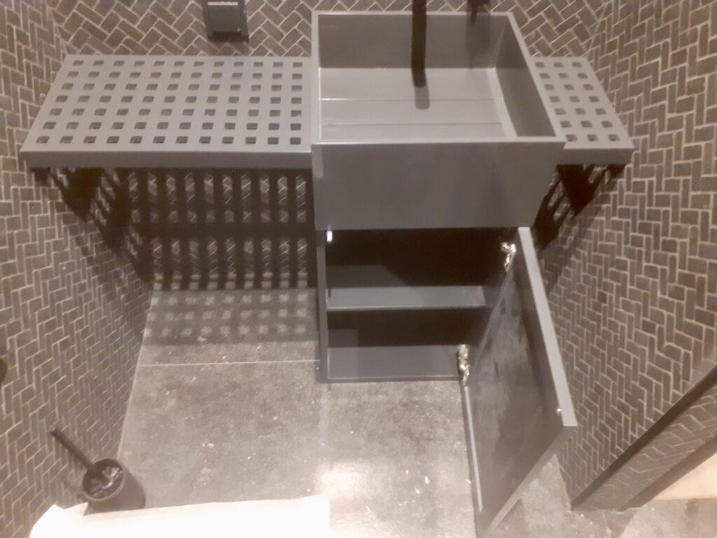 Тумба, раковина и столешница с перфорацией из акрила изготовлено в правила камня