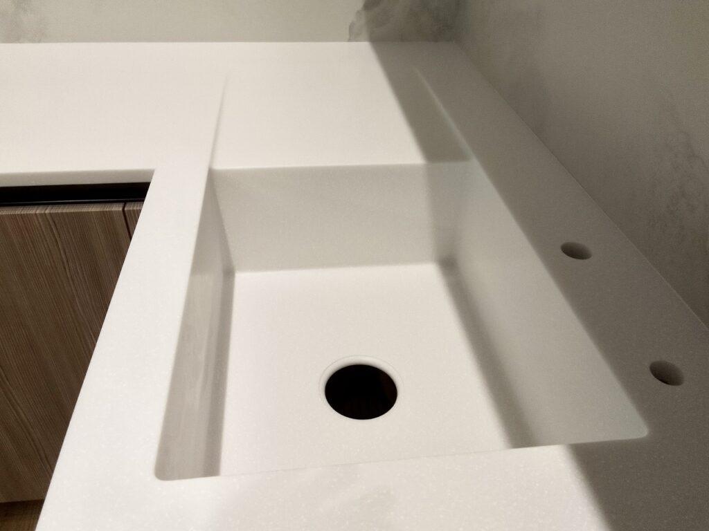 Акриловая столешница с мойкой и остров на кухню изготовлено в правила камня