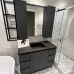 Столешница и интегрированная раковина из кварцевого агломерата для ванной комнаты изготовлено в правила камня