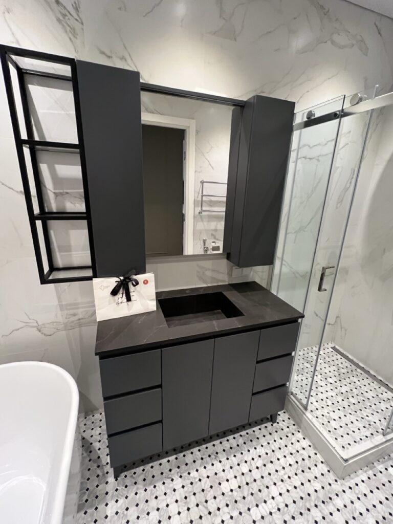 Столешница и интегрированная раковина из кварцевого агломерата для ванной комнаты изготовлено в правила камня