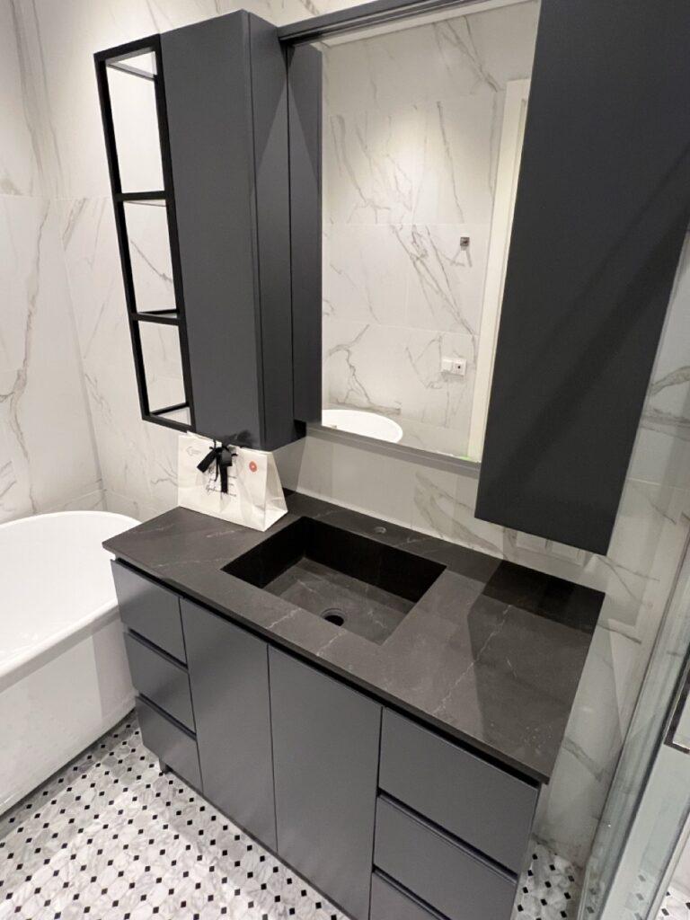 Столешница и интегрированная раковина из кварцевого агломерата для ванной комнаты изготовлено в правила камня