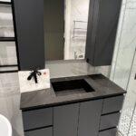 Столешница и интегрированная раковина из кварцевого агломерата для ванной комнаты изготовлено в правила камня