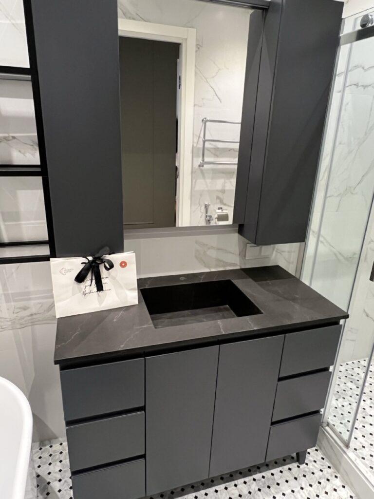 Столешница и интегрированная раковина из кварцевого агломерата для ванной комнаты изготовлено в правила камня