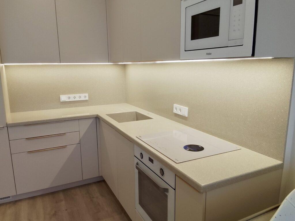 Кухонная столешница, фартук и мойка из акрилового камня изготовлено в правила камня